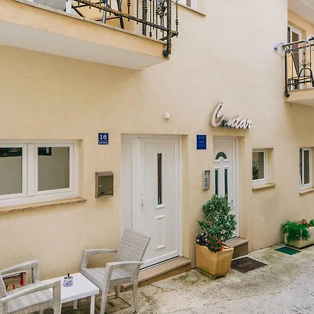 Deluxe Center Apartment