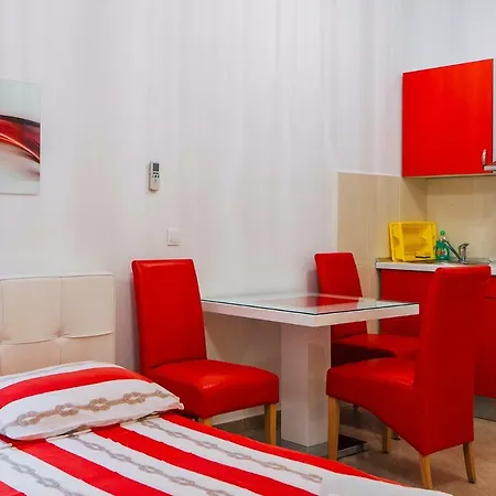 Deluxe Center Apartment